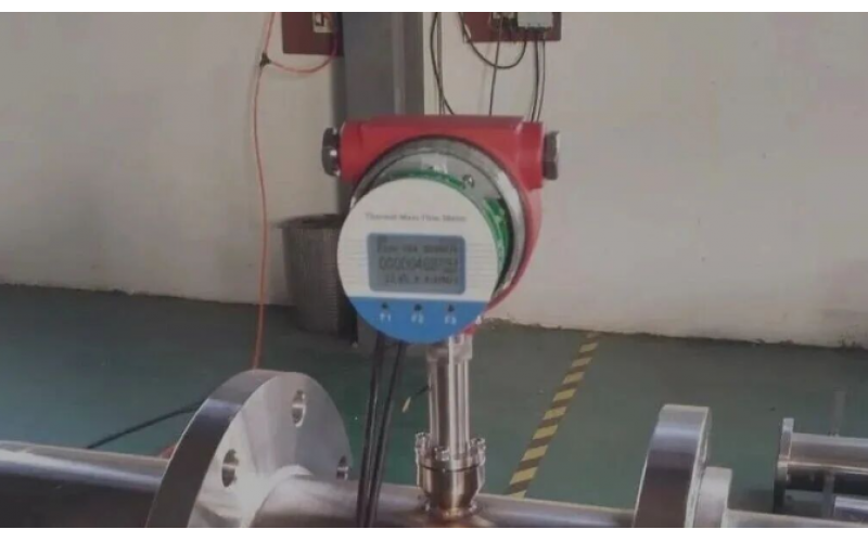 热式质量流量计停机了还有流量显示？